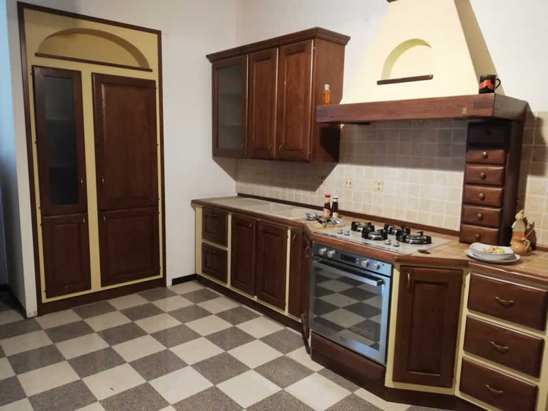 Cucina artigianale in legno massello di castagno